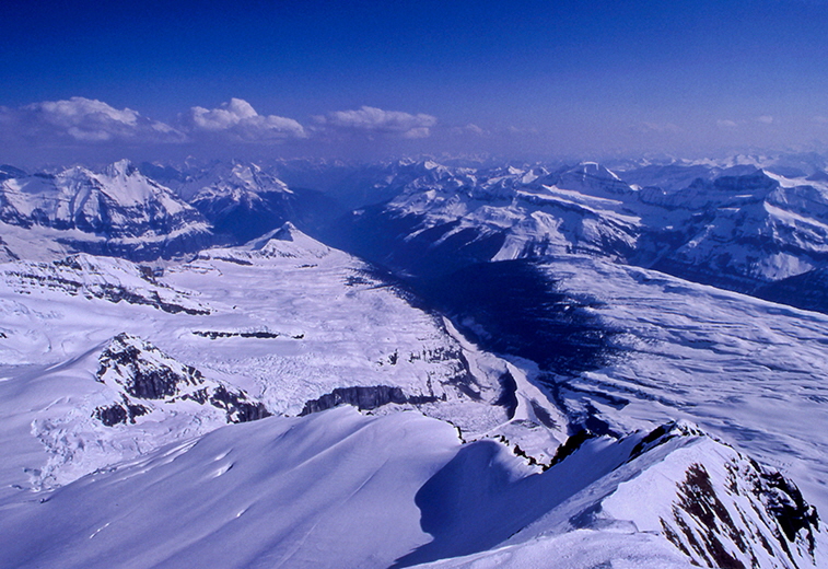 View looking southwest from the summit of Mount Columbia | Photo: BrettA343, Wikimedia Commons