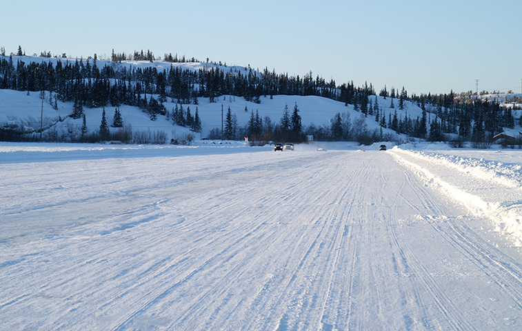 Ice road on Great Slave Lake, Northwest Territories | Photo: Hyougushi, Wikimedia Commons