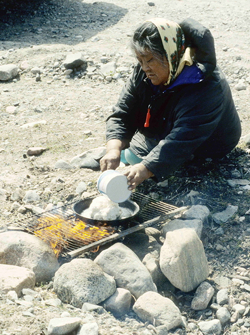 An Inuk woman preparing bannock | Photo: Ansgar Walk, Wikimedia Commons