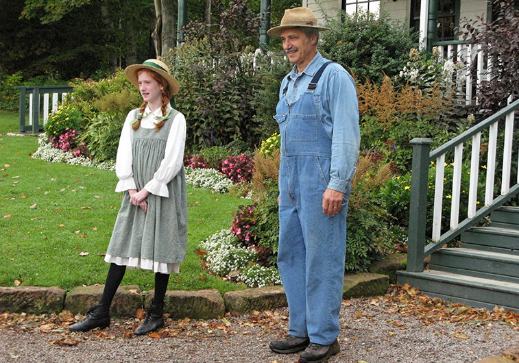 Actors playing Anne Shirley and Matthew Cuthbert from Anne of Green Gables at the Green Gables Museum in Cavendish, Prince Edward Island | Photo: Smudge 9000, Wikimedia Commons