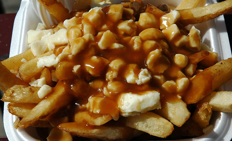 Poutine (french fries with cheese curds and gravy) | Photo: Jpatokal, Wikimedia Commons