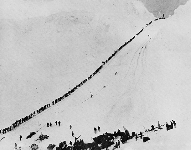 Prospectors climb the Chilkoot Trail during the Klondike Gold Rush, September 1898 | Photo: Wikimedia Commons